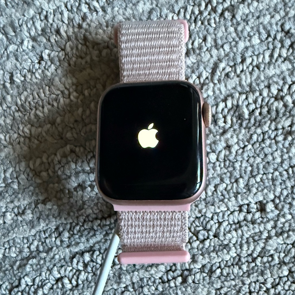 Apple Watch SE Aluminum rose gold